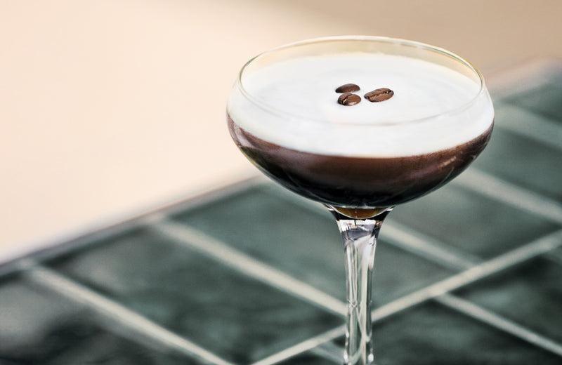 コーヒー豆を3粒のせたエスプレッソマティーニのカクテルグラス